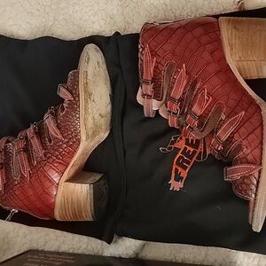 Freebird Quinn Red Croc Sandels